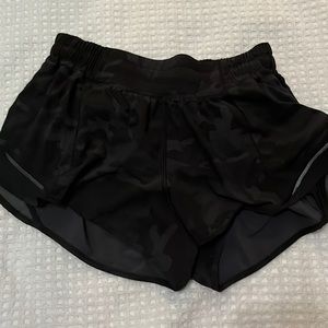 Black camouflage Lululemon hotty hot 2.5”